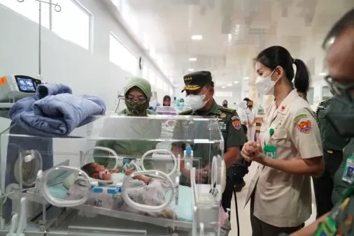 Kasad Dudung Abdurachman beserta istri, saat menjenguk bayi kembar prajuritnya. -Foto:tniad.mil.id-