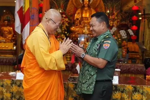 Kasad Dudung Abdurachman, saat mengunjungi Vihara Ekayana Arama, Jakarta Barat, Kamis 2 Juni 2022. -Foto: tniad.mil.id-