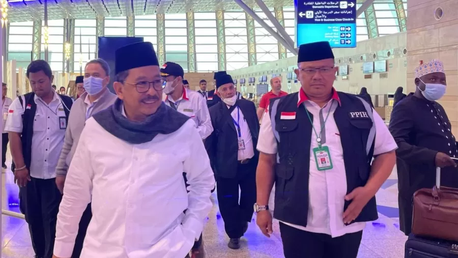 Wamenag Zainut Tauhid Saadi didampingi Direktur Pelayanan Haji dalam Negeri Saiful Mujab jelang bertolak ke tanah air, Jeddah. Kamis 21 Juli 2022. 