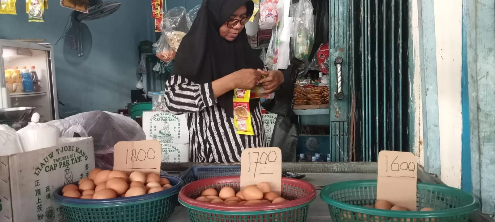 Salah satu pedagang telur di Kota Jambi.