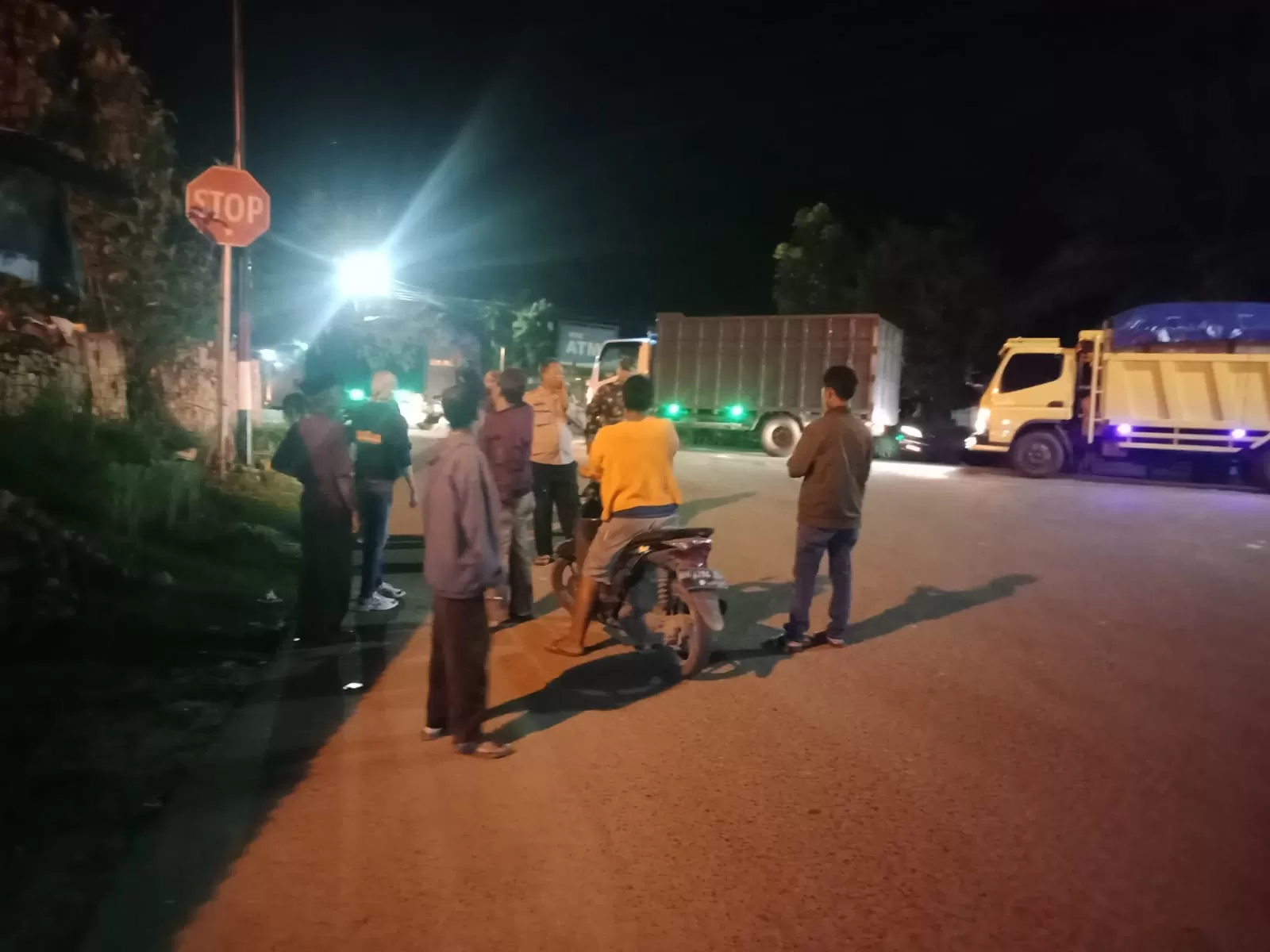 Pihak Kelurahan Mayang Mangurai bersama warga saat patroli, memantau truk batu bara masuk Kota Jambi.