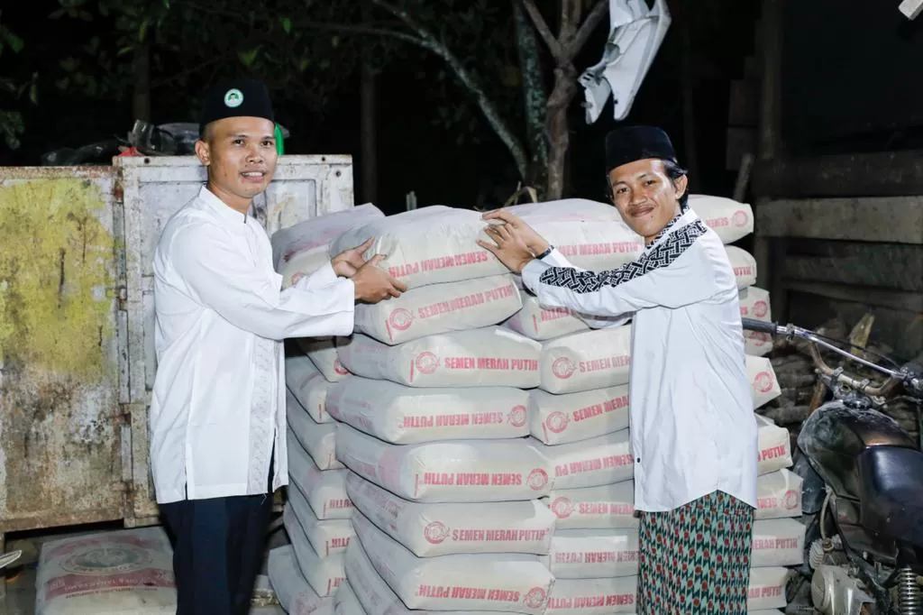 Santri Dukung Ganjar Gelar Doa dan Berikan Bantuan Material Bangunan untuk Ponpes di Jambi