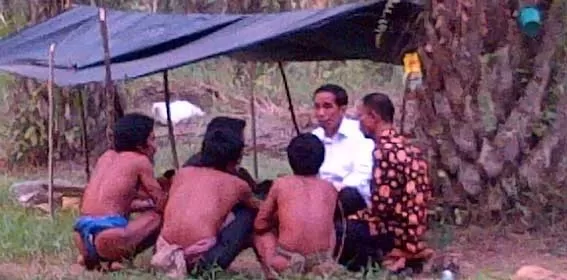 Presiden Jokowi berdialog dengan Suku Anak Dalam Kabupaten Sarolangun