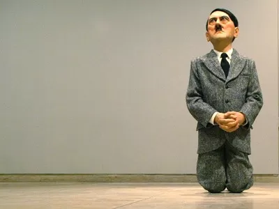 Patung Hitler karya Maurizio Cattelan. 