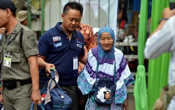 Ponirep (90), warga Dusun Purwodadi, Desa Sidomulyo, Kecamatan Sidomulyo, Lampung Selatan yang berangkat haji dari hasil menabung uang penjualan daun pisang, tiba di Asrama Haji Bandarlampung, Selasa (23/8). 