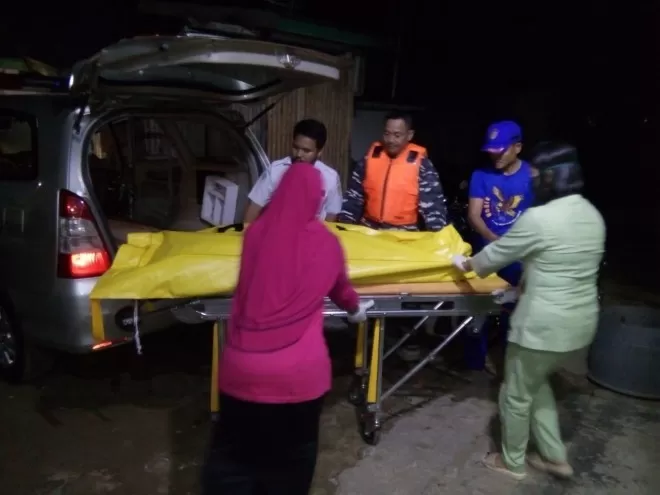 Petugas kepolisian saat mengevakuasi mayat tanpa kepala yang ditemukan di perairan Sungai Sayang, Kecamatan Sadu, Kabupaten Tanjung Jabung Timur 