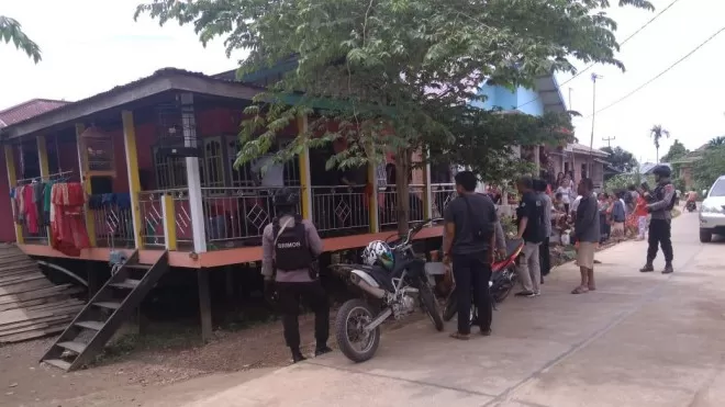 Petugas kepolisian saat menggerebek sebuah rumah di Danau Sipin, Kota Jambi, karena diduga dijadikan tempat mengkonsumsi narkotika