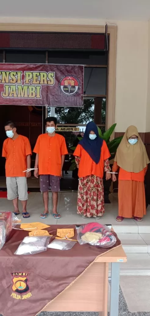 Dua ibu rumah tangga asal Aceh ditangkap anggota Ditresnarkoba Polda Jambi karena menjadi kurir sabu-sabu