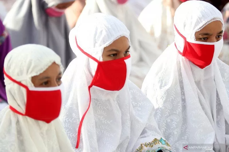 Umat muslim memakai masker saat melaksanakan ibadah Shalat Idul Adha 1441 H di Masjid Raya Baiturrahman, Banda Aceh, Aceh, Jumat (31/7/2020)