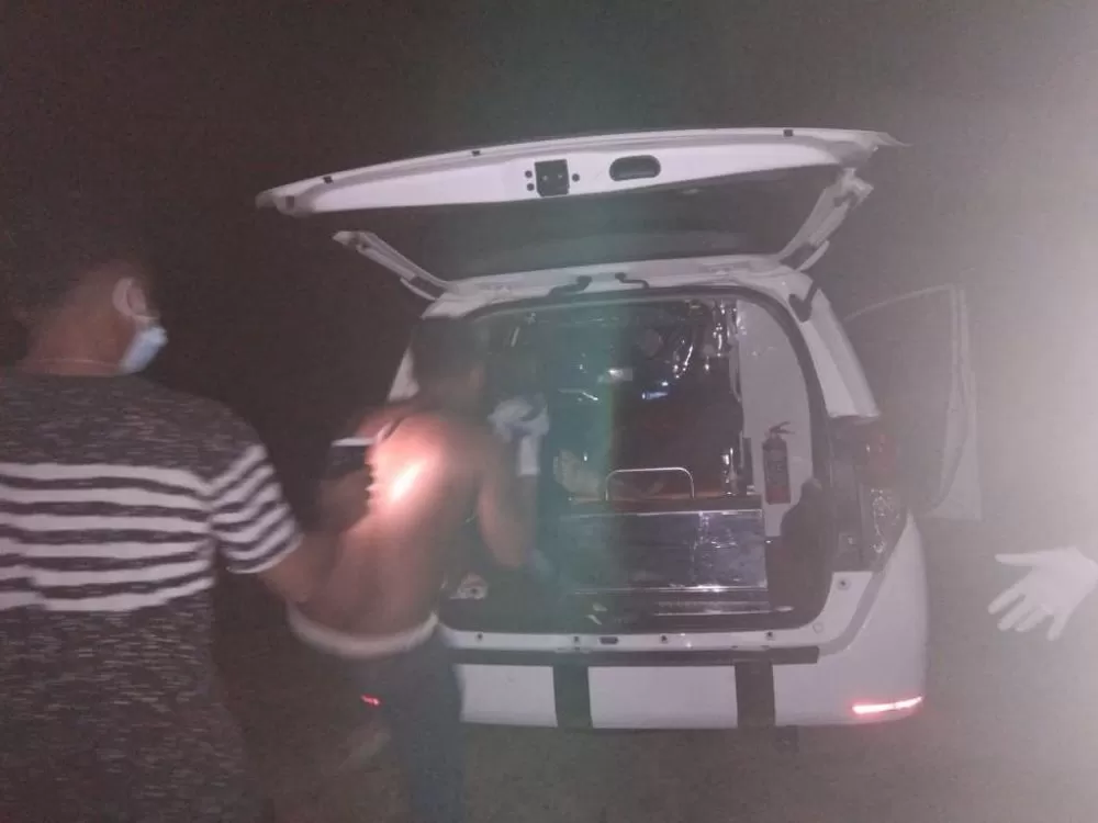 Pihak kepolisian dibantu warga saat mengevakuasi korban duel maut di Dusun Pasian, Kelurahan Merlung, Kecamatan Merlung, Kabupaten Tanjungjabung Barat, Sabtu (5/6) malam