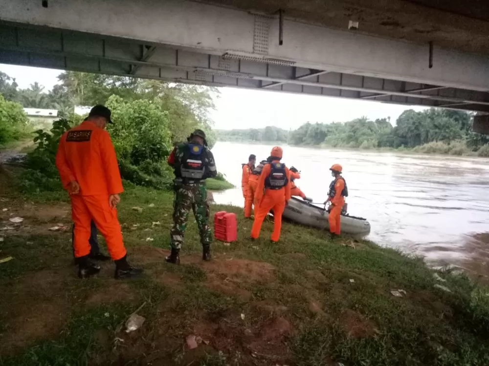 Tim SAR saat melakukan pencarian terhadap seorang pria yang nekat meloncat ke Sungai Batang Tebo, Jumat (20/8)