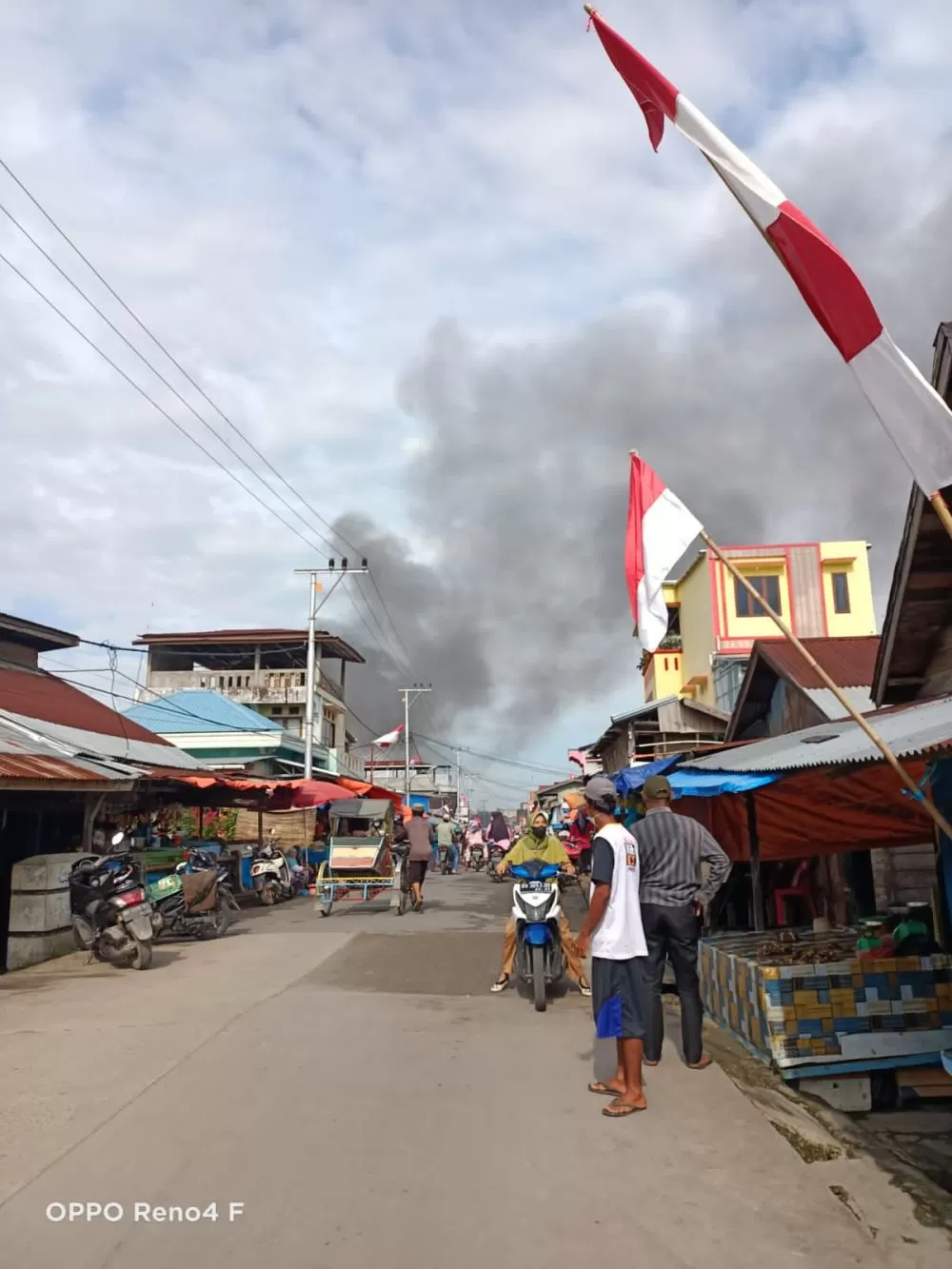 Terlihat kepulan asap hitam dari lokasi kebakaran di Lorong Mulia, Kualatungkal, Kabupaten Tanjungjabung Barat, Selasa (24/8) pagi