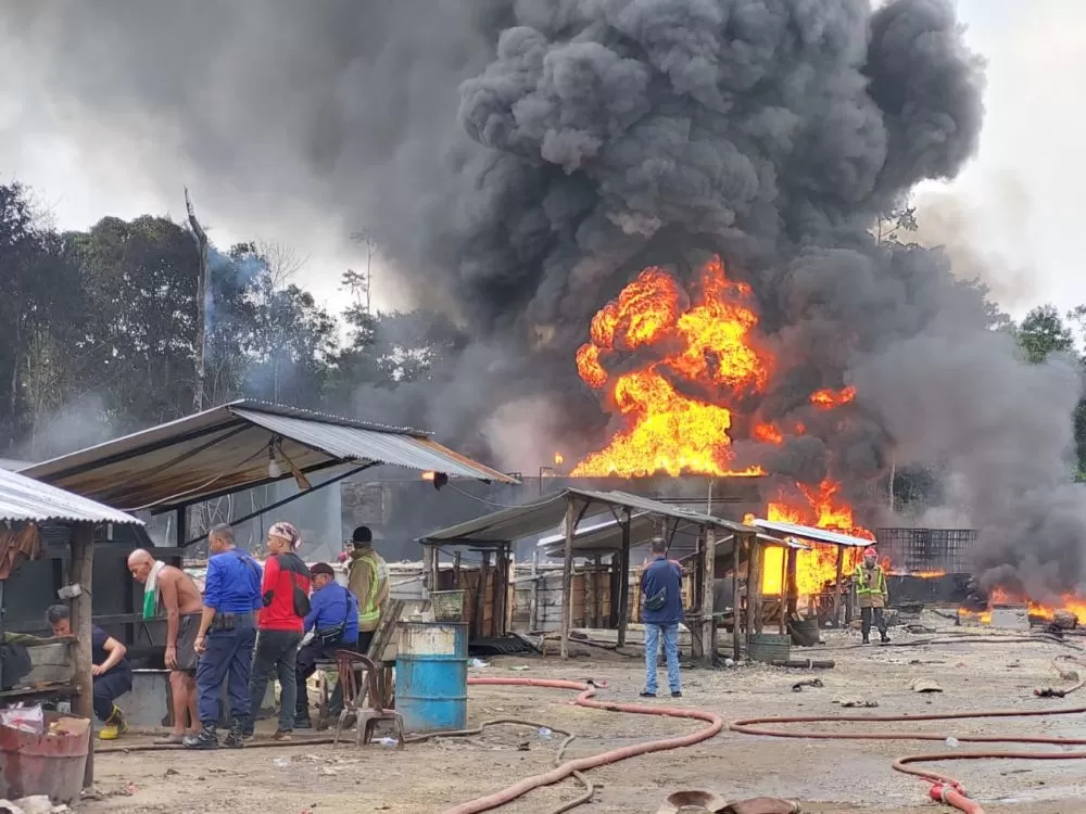 Gudang penampungan minyak diduga ilegal di RT 16 Desa Pijoan, Kecamatan Jaluko, Kabupaten Muarojambi, Jambi terbakar, Senin (18/10)