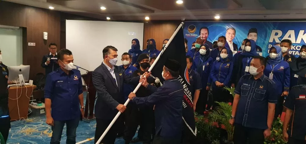 Ketua DPW Partai Nasdem Provinsi Jambi, Syarif Fasha saat menyerahkan bendera pataka partai Nasdem kepada Ketua DPD Nasdem Kota Jambi.