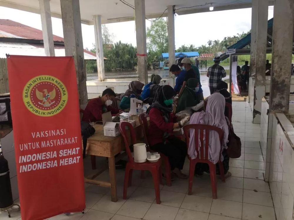 Kegiatan vaksinasi yang digelar BIN Daerah Jambi untuk warga pedesaan di Kabupaten Tanjab Barat