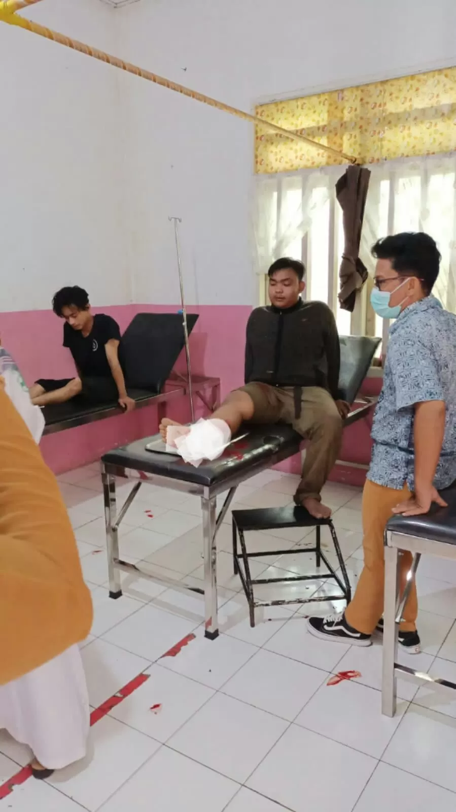 Dua pelaku pembunuhan di Tungkal Ulu, Kabupaten Tanjab Barat saat mejalani perawatan usai ditangkap petugas kepolisian