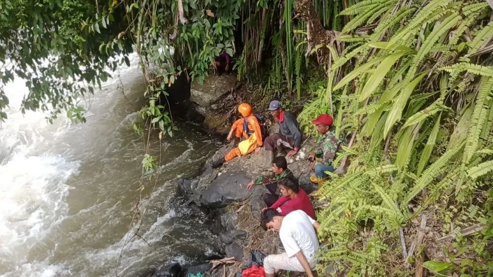 Tim SAR melakukan pencarian terhadap pemancing yang dilaporkan hilang di Sungai Batang Merangin, Kabupaten Kerinci