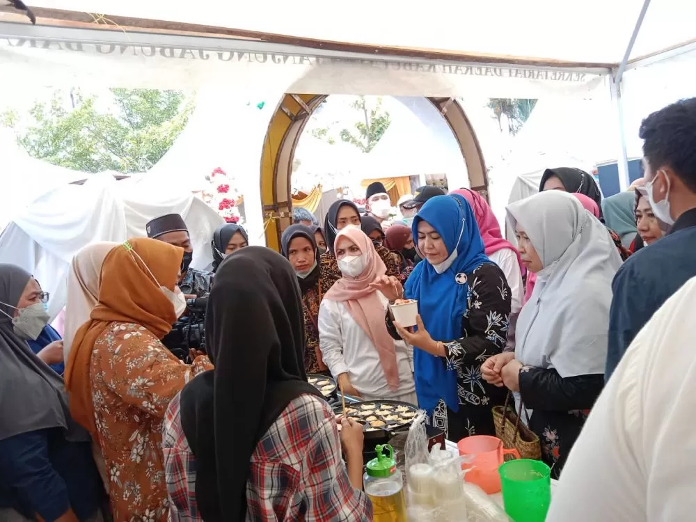 Suasana pesta rakyat di rumah dinas Bupati Tanjab Barat, Sabtu (26/2/2022). Terlihat sejumlah pengunjung tidak mengenakan masker dengan benar