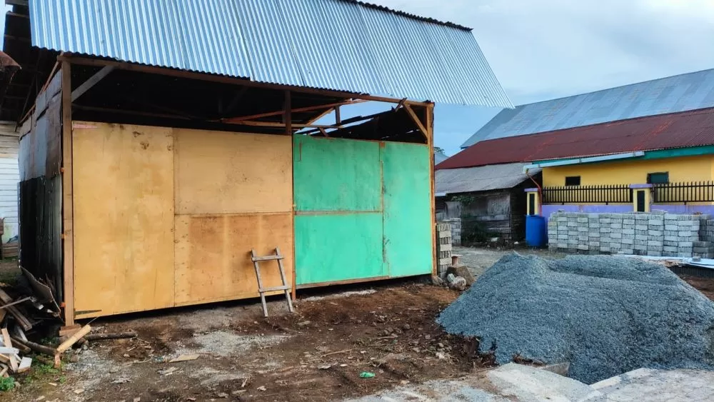 Bangunan garasi mobil Kades Sungaikering yang disoal PTPN VI Kayuaro.