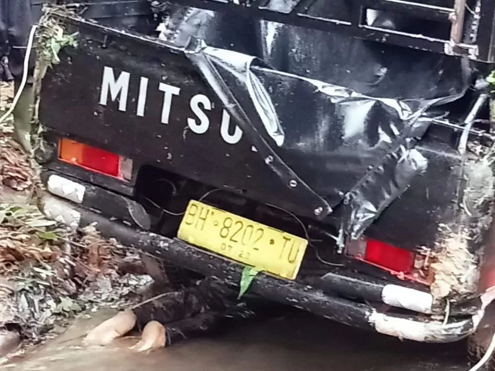Mobil pick up dengan nomor polisi BH 8202 TU mengalami kecelakaan masuk jurang di wilayah Lolo Kecil, Kecamatan Bukit Kerman, Kabupaten Kerinci