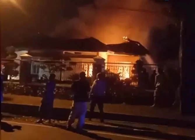 Petugas pemadam kebakaran memadamkan kebakaran di rumah dinas Wakil Gubernur Jambi, Senin (14/3) dini hari