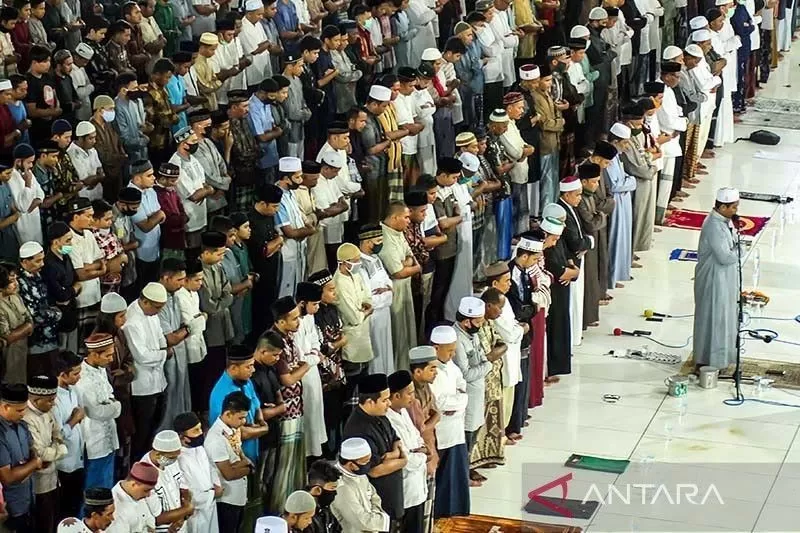 Ilustrasi - Umat Islam melaksanakan ibadah Sholat Tarawih malam pertama tanpa pembatasan jarak di Masjid Islamic, Lhokseumawe, Aceh, Kamis (23/4/2020) malam