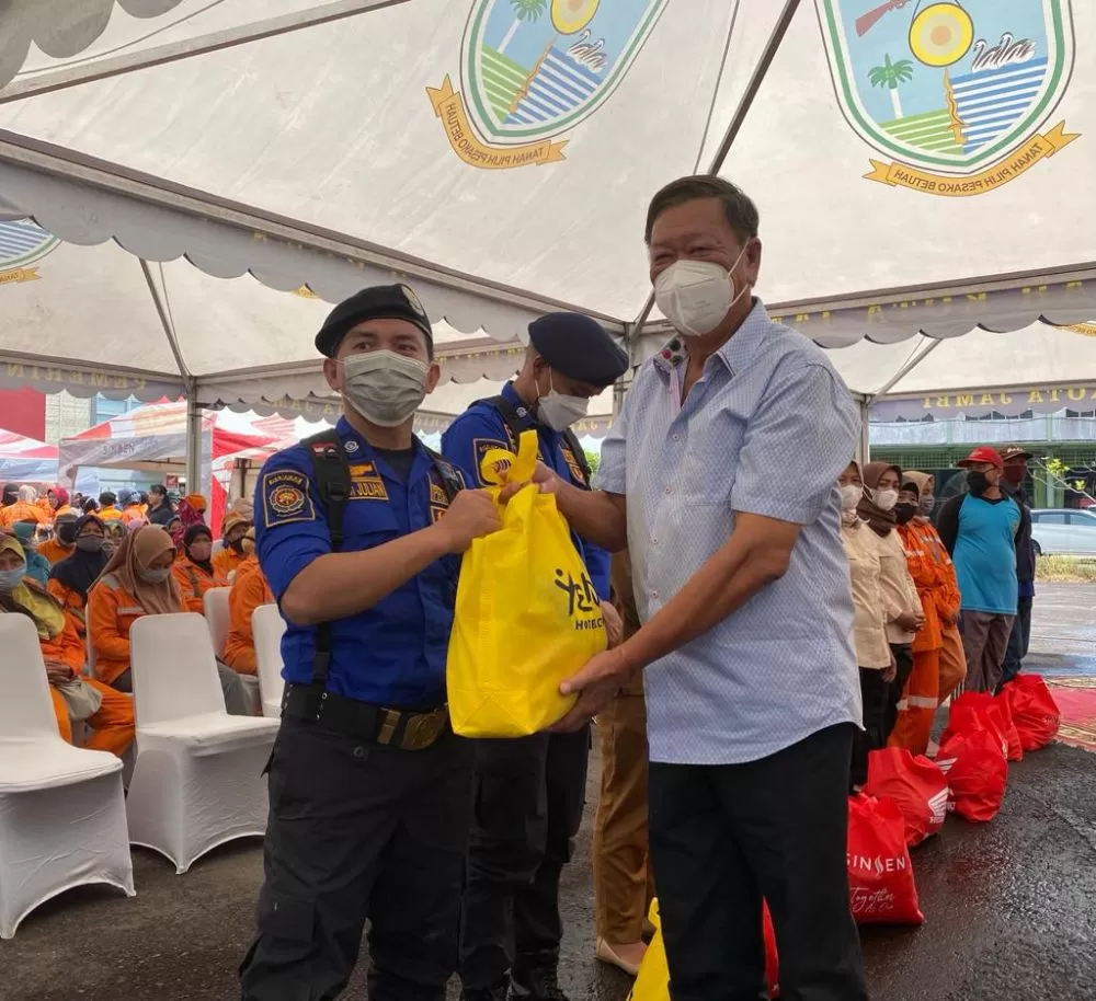 CEO PT Sinar Sentosa Primatama Rony Attan menyerahkan bantuan paket sembako secara simbolis