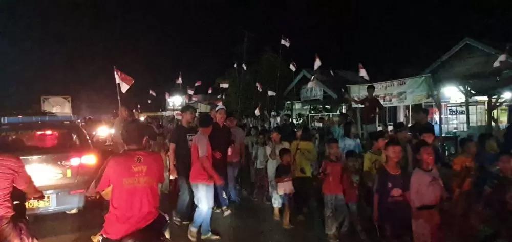Warga Durianluncuk, Kabupaten Batanghari menggelar pawai obor menyambut Idul Fitri 1443 Hijriah, Minggu (1/5) malam