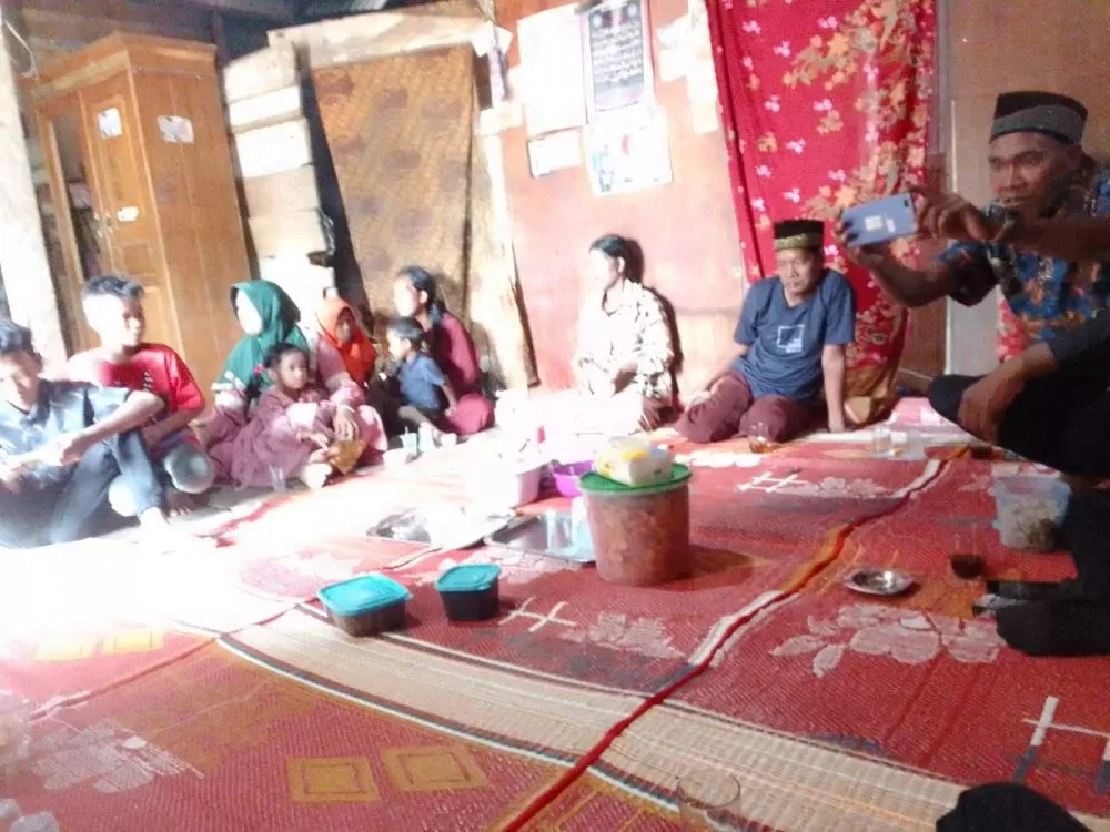Suasana Idul Fitri 1443 H di kediaman Temenggung Apung, pimpinan Suku Anak Dalam (SAD) di Dusun Wonorejo, Desa Muarakilis, Kecamatan Tengahilir, Kabupaten Tebo, Provinsi Jambi
