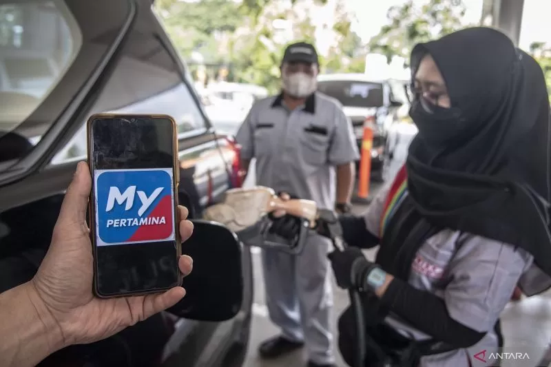 Ilustrasi: Warga menunjukan aplikasi MyPertamina saat mengisi bahan bakar pertalite di SPBU Pertamina Abdul Muis, Jakarta, Rabu (29/6/2022) 
