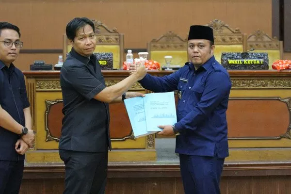 Ketua DPRD Tanjung Jabung Timur, Mahrup, SE, bersama Wabup Tanjabtim Robby Nahliansyah