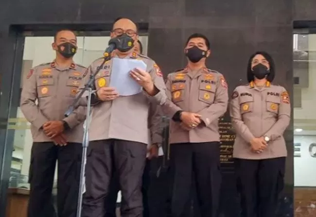 Kepala Divisi Humas Polri Irjen Pol. Dedi Prasetyo (tengah) memberikan keterangan pers sidang etik Kompol Pol. Agus Nur Patria di Gedung TNCC Mabes Polri, Jakarta, Selasa (6/9/2022). 