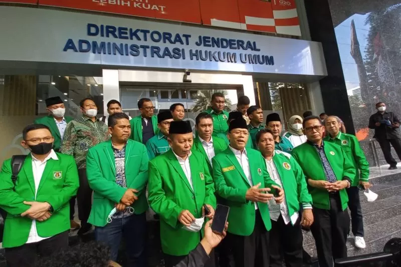 Pelaksana Tugas Ketua Umum DPP PPP Muhammad Mardiono (tengah) memberikan keterangan pers usai menyerahkan berkas kepengurusan baru hasil Mukernas PPP di Kantor Kemenkumham, Jakarta, Selasa (6/9/2022)