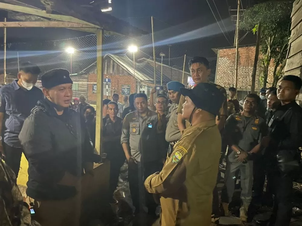 Kapolda Jambi Irjen Pol. Albertus Rachmad Wibowo menemui warga yang memblokir jalan menuju Pelabuhan Talang Duku, Kabupaten Muarojambi, Selasa (13/9/2022) malam