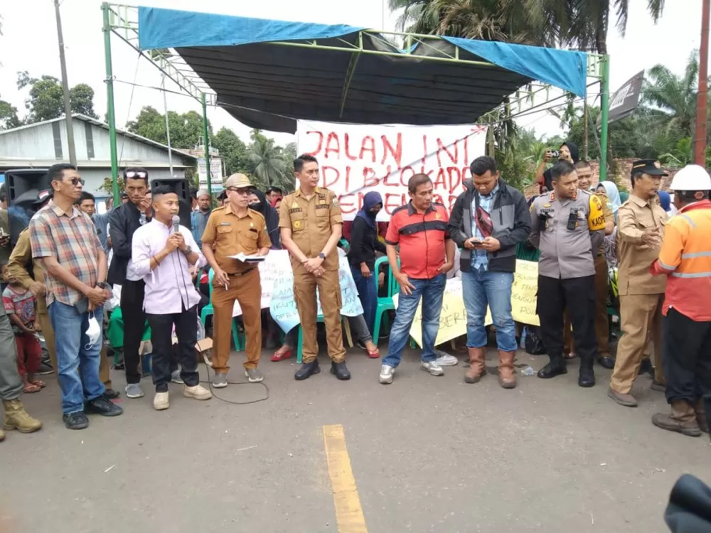 Pj Bupati Muarojambi Bachyuni Deliansyah bersama Kapolres Muarojambi AKBP Yuyan Priatmaja menemui warga yang melakukan pemblokiran jalan di kawasan Pelabuhan Talang Duku, Selasa (13/9/2022)