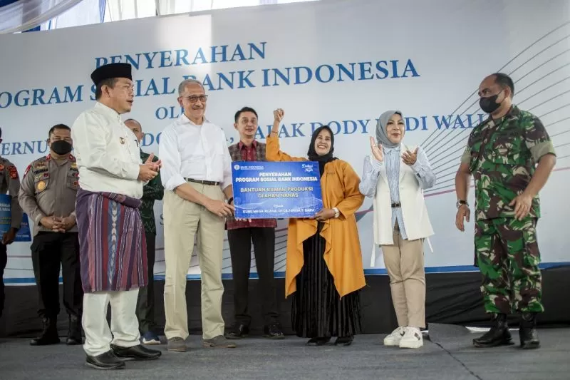 Bank Indonesia memberikan bantuan rumah produksi untuk Kelompok Usaha Bersama Mega Buana di kawasan agrowisata nanas Tangkit Baru, Muarojambi.