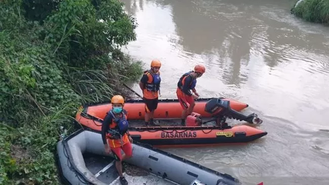 Tim basarnas saat melalukan pencarian dengan menggunakan kapal karet di aliran Sungai Batang Marao, Kabupaten Kerinci, Jambi.