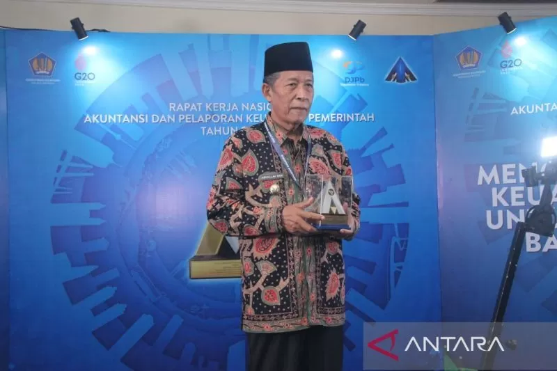 Wakil Gubernur Jambi Abdullah Sani saat menerima penghargaan WTP dari BPK RI di Jakarta, akhir pekan lalu.