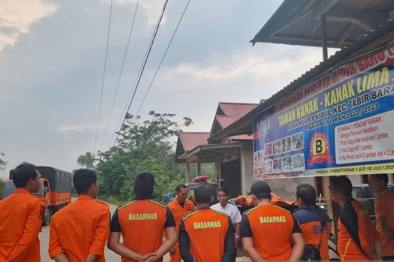 Tim gabungan yang menghentikan pencarian korban tenggelam di Sungai Batang Tabir Merangin, Jambi.