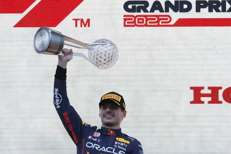 Pebalap tim Red Bull Max Verstappen melakukan selebrasi setelah memenangi Grand Prix Jepang, Sirkuit Suzuka dan mengunci gelar juara dunia, Minggy (9/10/2022).