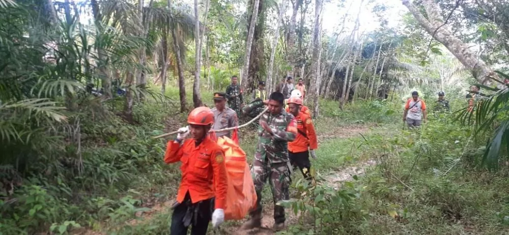 Tim SAR gabungan mengevakuasi jenazah Ahmad Sabri, siswa yang hilang di lokasi tambang yang berada di Desa Gurun Mudo, Kabupaten Sarolangun