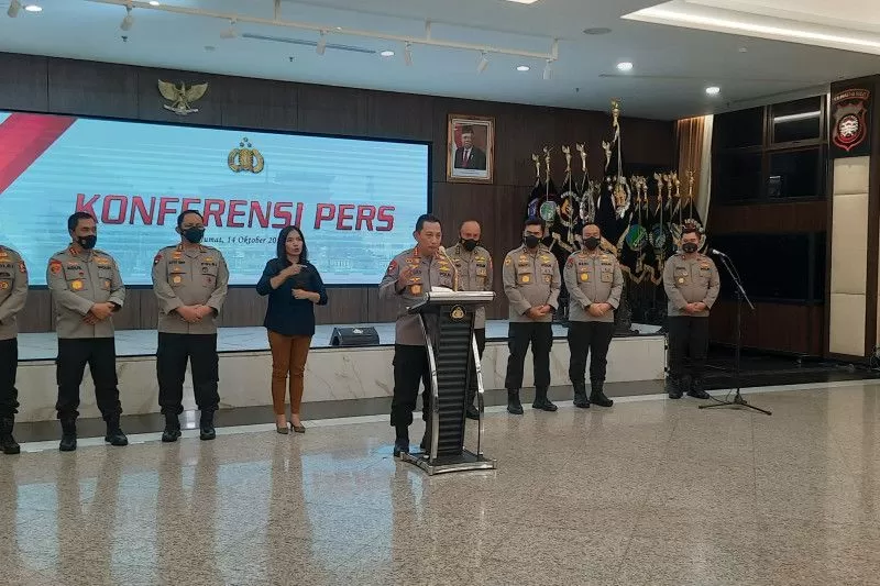 Kapolri Jenderal Pol. Listyo Sigit Prabowo memberikan keterangan pers terkait Irjen Teddy Minahasa di Mabes Polri, Jakarta, Jumat (14/10/2022).