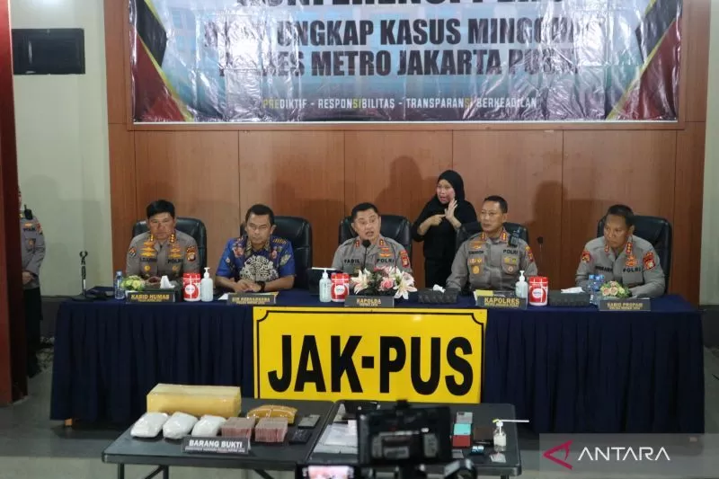 Kapolda Metro Jaya Irjen Pol Fadil Imran (tengah) menggelar konferensi pers ungkap kasus narkotika yang menyeret Irjen Pol Teddy Minahasa sebagai tersangka kasus dugaan peredaran narkoba jenis sabu-sabu di Jakarta Pusat, Jumat (14/10/2022).
