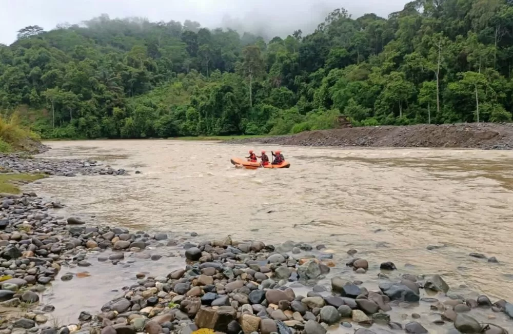 Tim SAR melakukan pencarian terhadap korban tenggelam di Sungai Tabir Barat, Kabupaten Merangin.