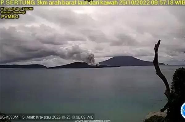 Gunung Anak Krakatu erupsi melontarkan kolom abu setinggi lebih kurang 150 meter dari puncak gunung api tersebut. 