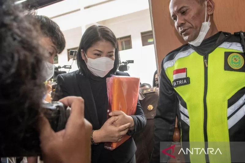 Terdakwa kasus pembunuhan Brigadir Nofriansyah Yosua Hutabarat (Brigadir J), Putri Candrawathi, memasuki ruangan untuk menjalani sidang lanjutan dengan agenda mendengarkan keterangan saksi dari Jaksa Penuntut Umum (JPU) di Pengadilan Negeri Jakarta Selatan, Selasa (1/11/2022).