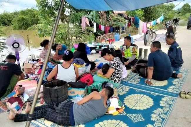 Warga yang terdampak banjir ada yang mengungsi di tenda yang didirikan di jalan di Desa Nyogan, Kecamatan Mestong, Kabupaten Muaro Jambi, Provinsi Jambi.
