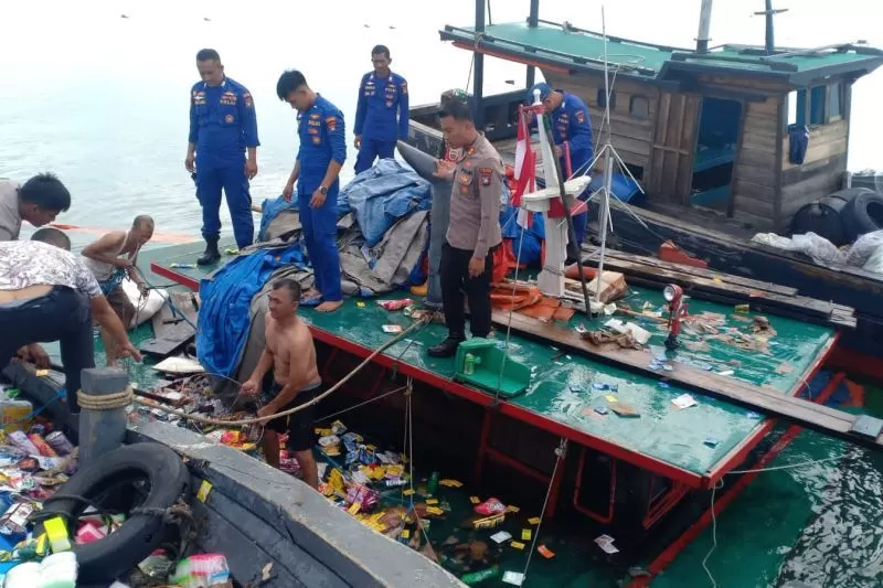 Personel Satpolairud Polres Lingga membantu evakuasi kapal karam bermuatan sembako di perairan Lingga.
