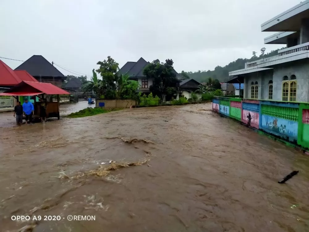 Banjir yang terjadi di wilayah Lempur, Kecamatan Gunungraya, Kabupaten Kerinci belum lama ini