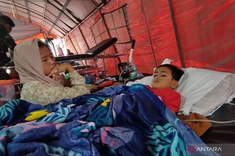 Seorang korban selamat setelah 3 hari tertimbun reruntuhan, Azka (4), menjalani perawatan di RSUD Cianjur, Kabupaten Cianjur, Jawa Barat, Rabu (23-11-2022)